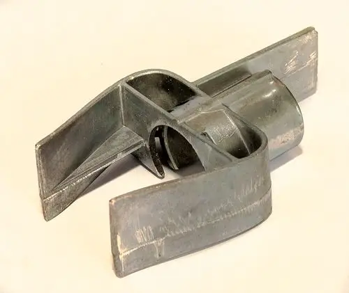 Metallisches Bauteil mit einer komplexen Form, vermutlich für die Verbindung von Luft und Gas in Heizsystemen, möglicherweise von der Marke Daikin.